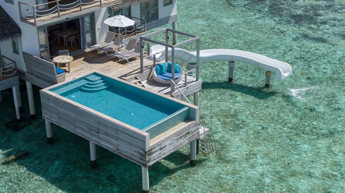 Cora Cora Maldives, Two Bedroom Lagoon Pool Villa, Ansicht von Terrasse, Pool und Rutsche