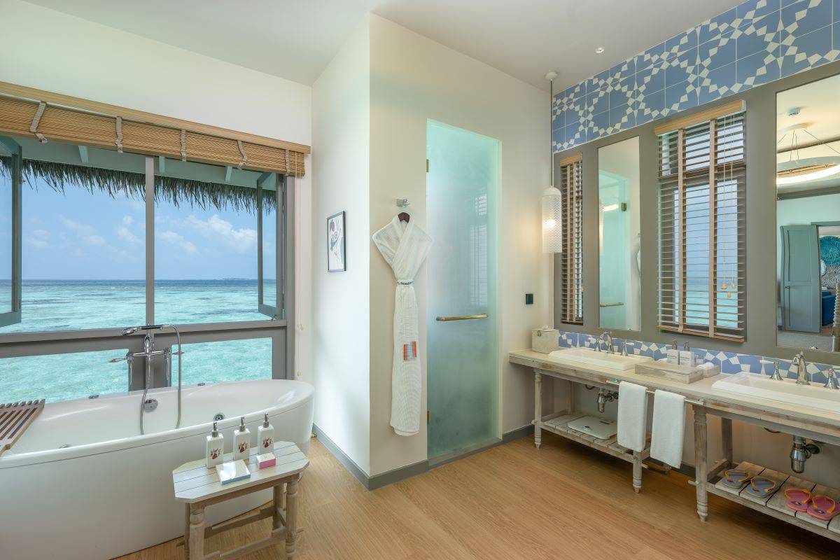 Cora Cora Maldives, Two Bedroom Lagoon Pool Villa, Badezimmer mit Badewanne und Meersicht