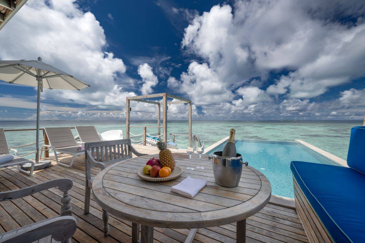 Cora Cora Maldives, Two Bedroom Lagoon Pool Villa, Terrasse mit Pool und Zugang zum Meer