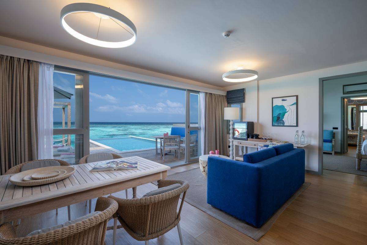 Cora Cora Maldives, Two Bedroom Lagoon Pool Villa, Wohn- und Essbereich mit Ausgang zur Terrasse
