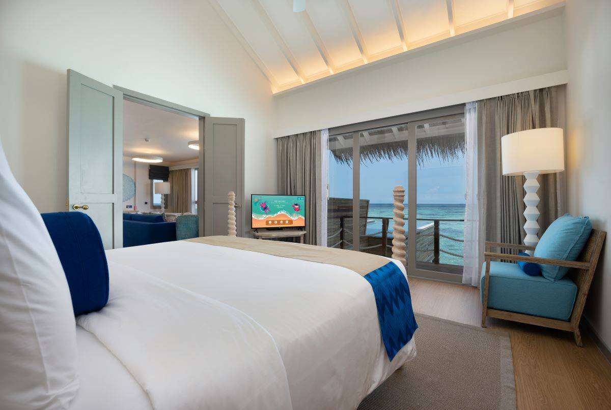 Cora Cora Maldives, Two Bedroom Lagoon Pool Villa, Schlafzimmer mit King-Size Bett, Balkon und Meerblick