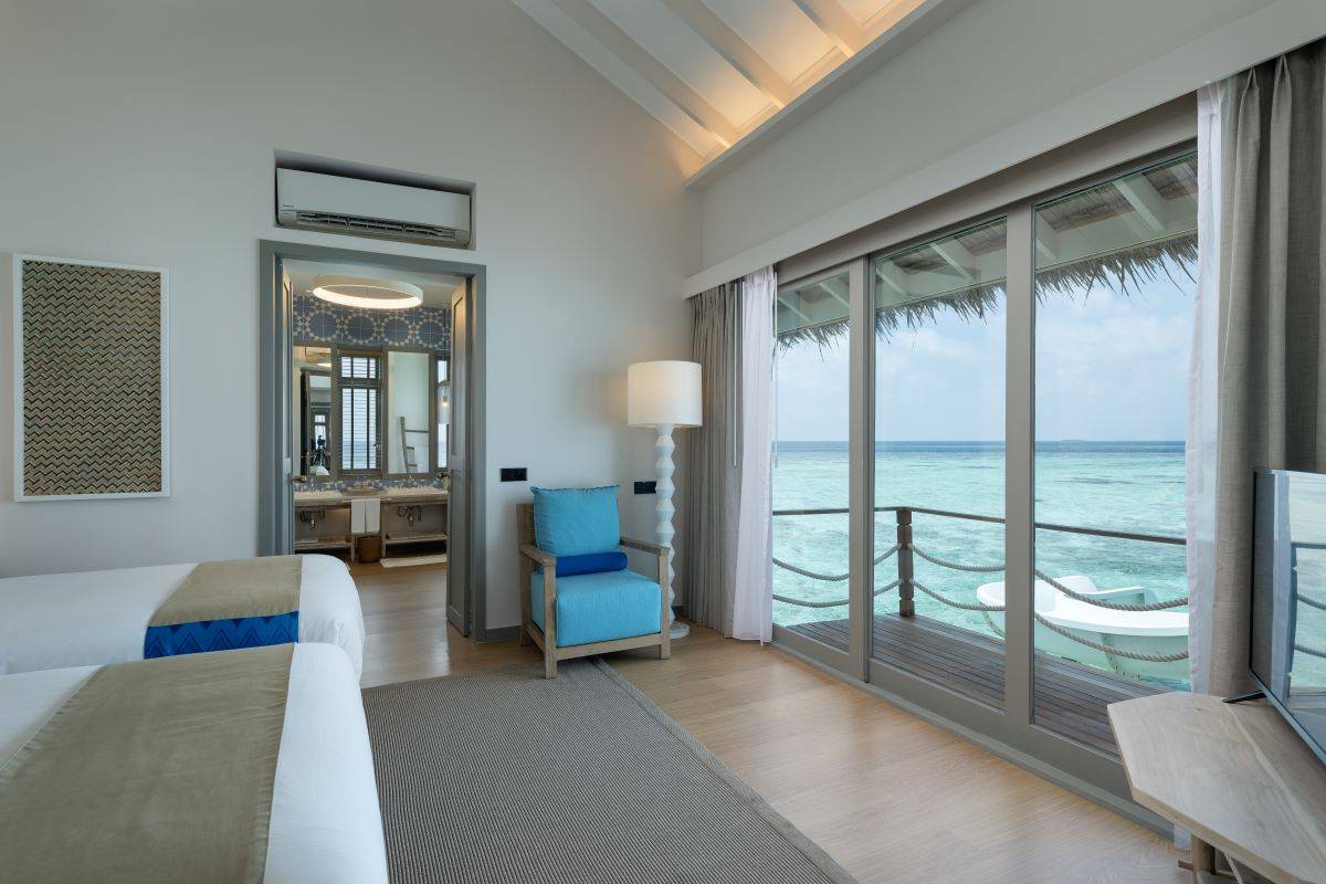 Cora Cora Maldives, Two Bedroom Lagoon Pool Villa, Schlafzimmer mit Twin Betten, Meerblick und Balkon