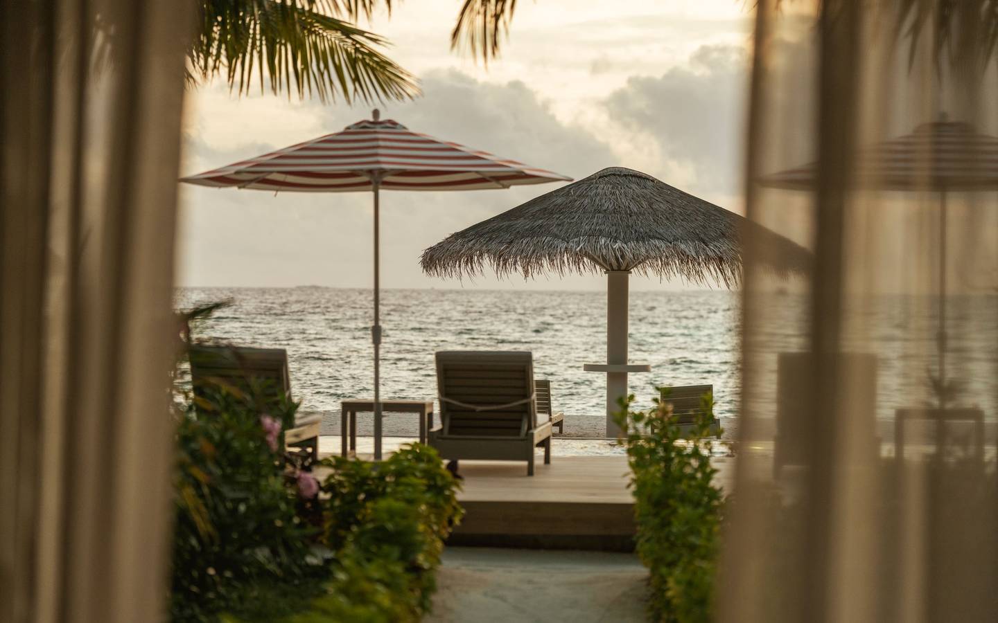 Sun_Siyam_Olhuveli_Malediven_Main_Island_Beach_Pavillon_strand