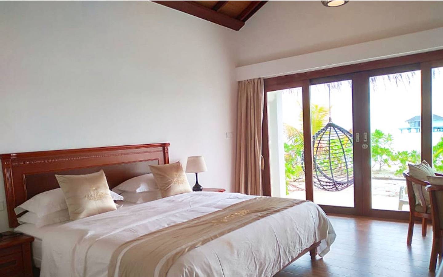 Beach_Villa_Cocogiri_Island_Resort_Interieur_1