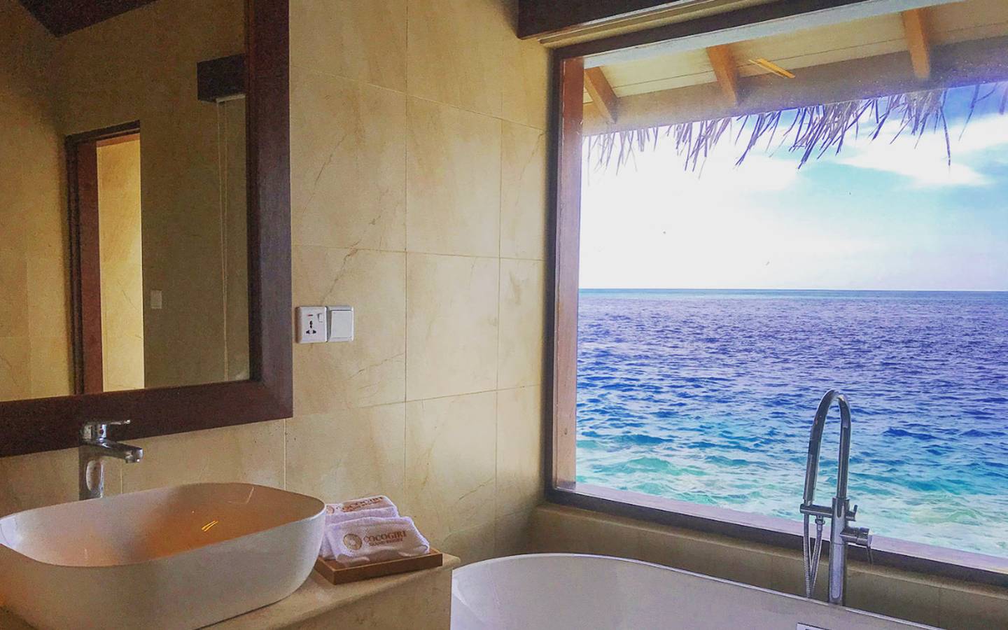 Pool_Jacuzzi_Water_Villa_Cocogiri _Island_Resort_5