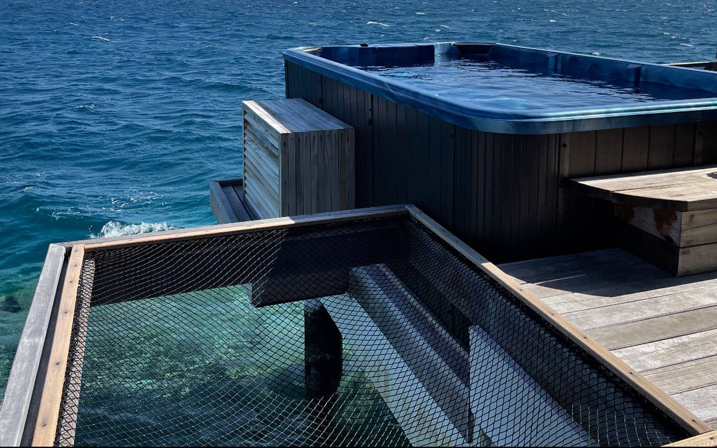 Pool_Jacuzzi_Water_Villa_Cocogiri _Island_Resort_4