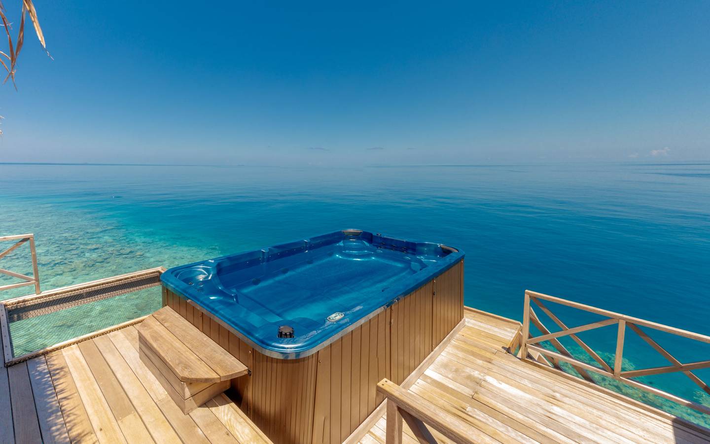 Pool_Jacuzzi_Water_Villa_Cocogiri _Island_Resort_3