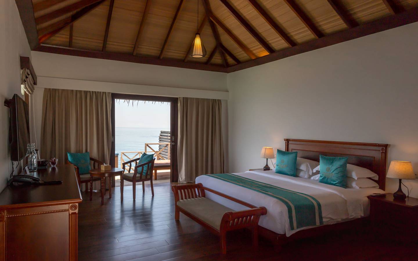 Pool_Jacuzzi_Water_Villa_Cocogiri _Island_Resort_2