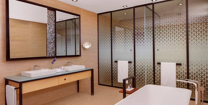 Badezimmer, 3 Bedroom Family Beach Villa with Private Pool, Radisson Blu Resort Maldives