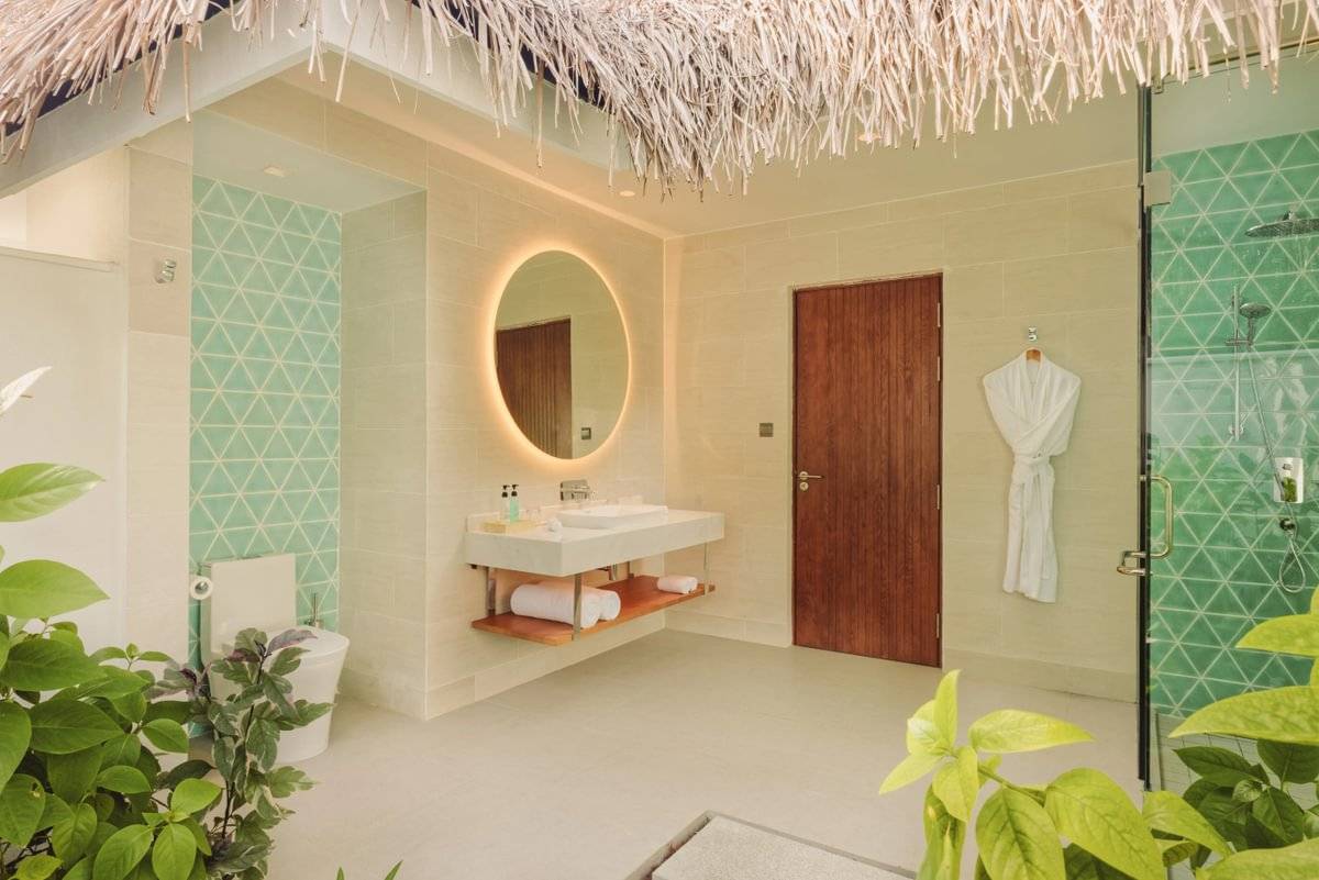 Nova Maldives, Malediven, Sunset Beach Villa, halboffenes Badezimmer