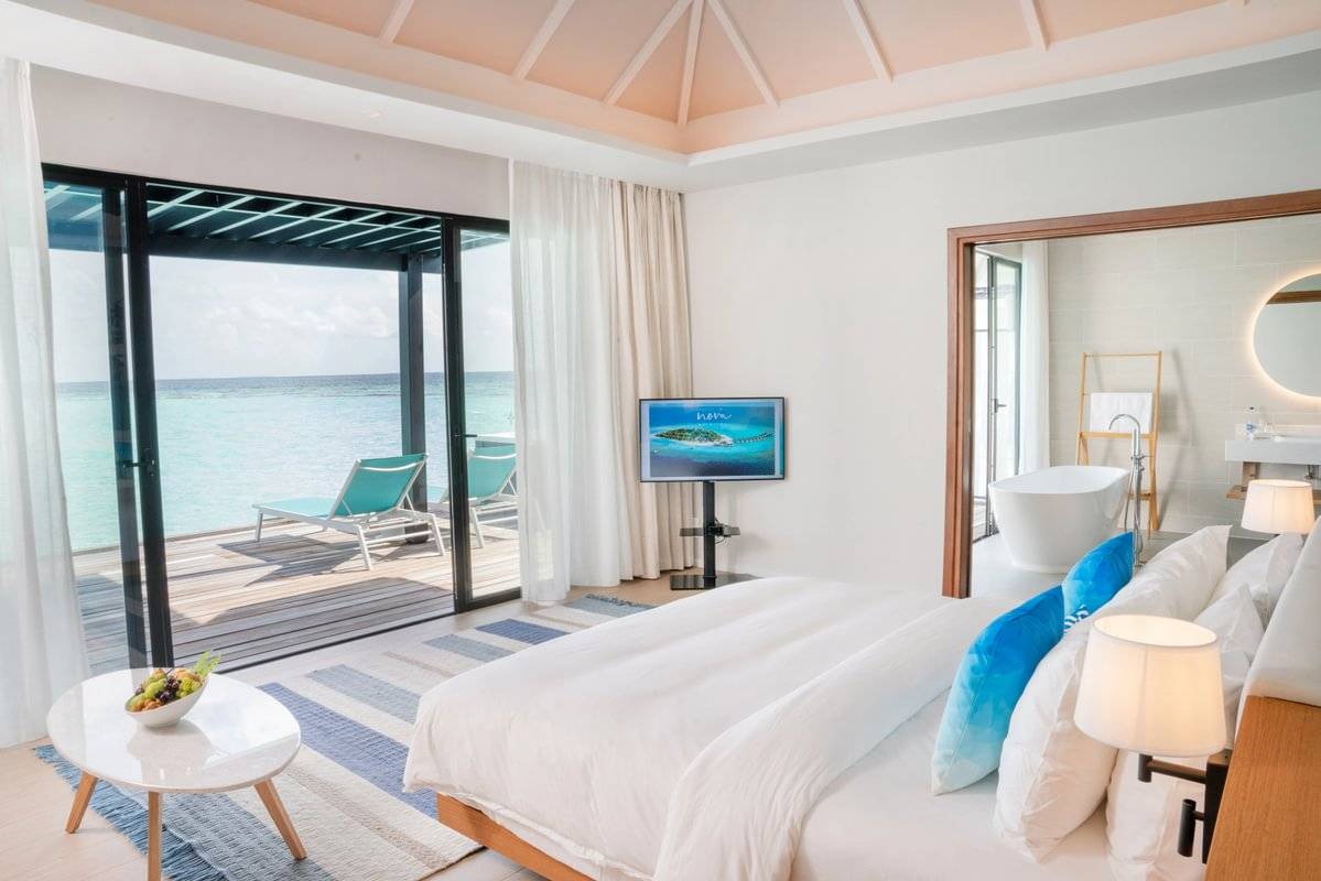 Nova Maldives, Malediven, Water Villa, Schlafzimmer mit Ausgang zur Terrasse