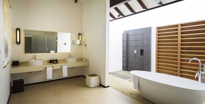 Badezimmer, Wasserbungalow mit Pool Sonnenuntergangseite, ROBINSON Club Noonu