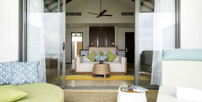 Terrasse, Wasserbungalow mit Pool Sonnenuntergangseite, ROBINSON Club Noonu