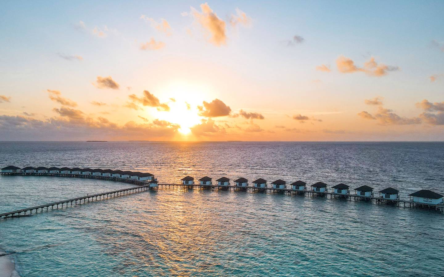 Robinson_Noonu_Maldives_Water_Villa_Sunset_Bum_4_2