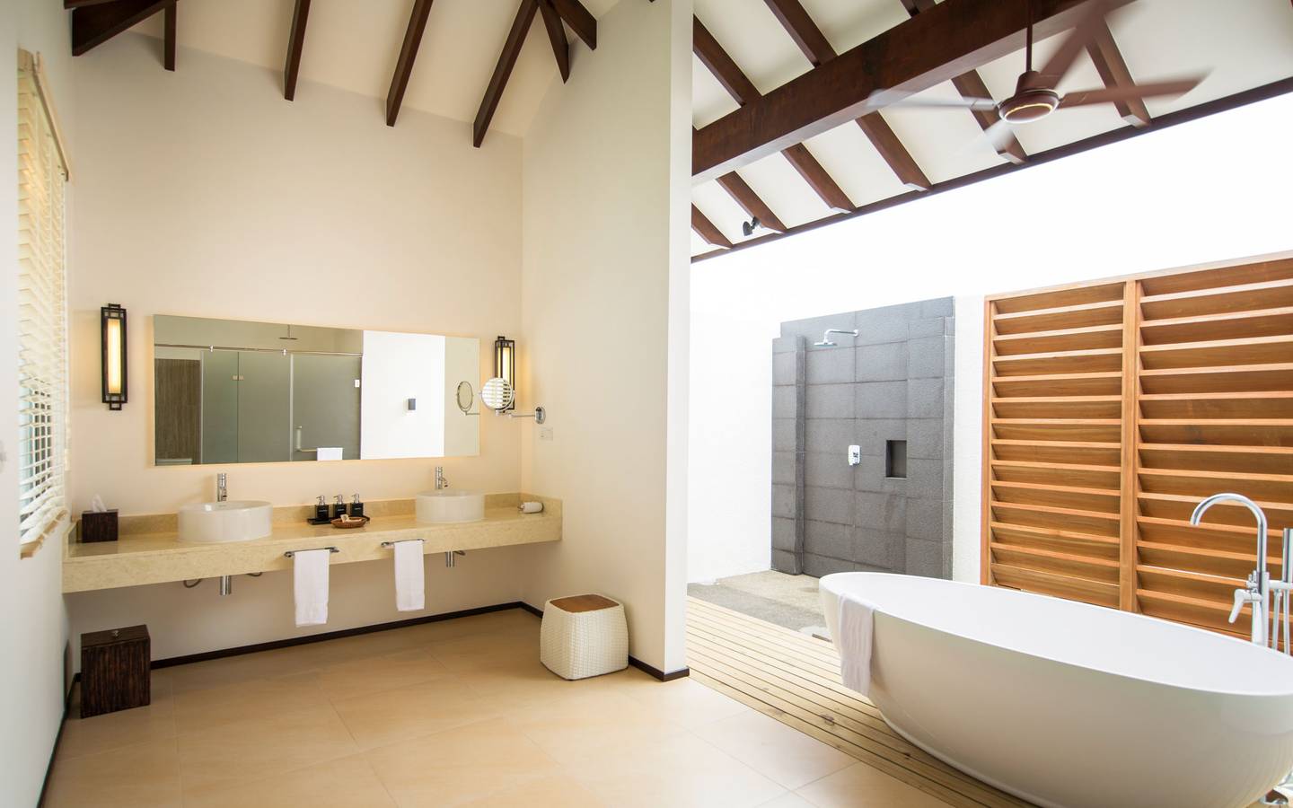 Robinson_Noonu_Maldives_Water_Villa_Sunset_Bum_4_4