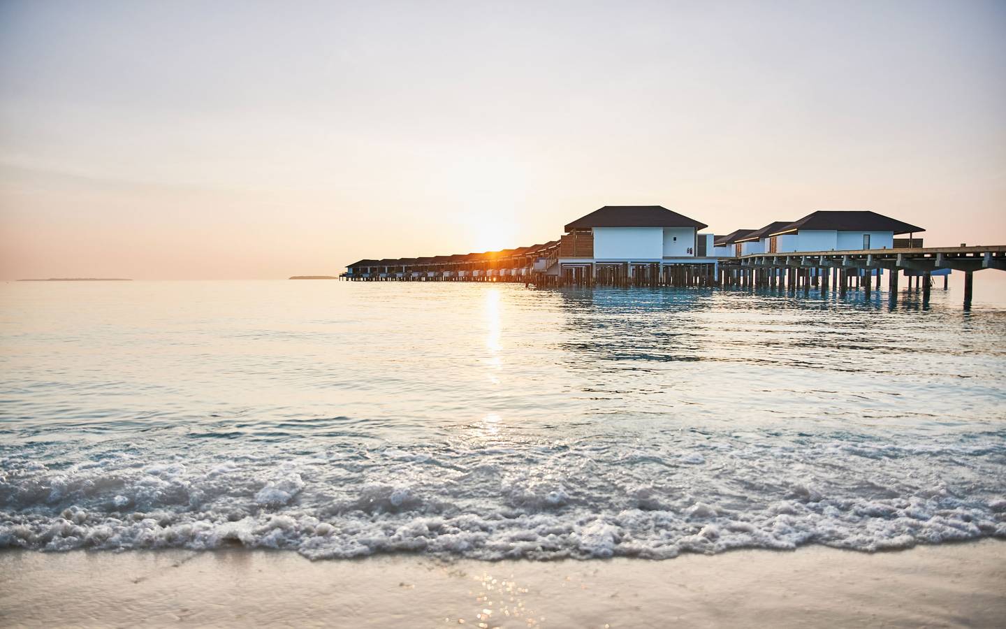 Robinson_Noonu_Maldives_Water_Villa_Sunset_Bum_4_1