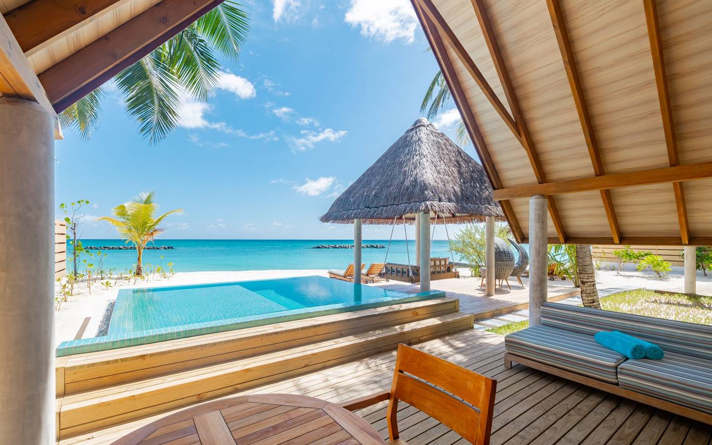 Fushifaru Maldives, Premium Beach Duplex Villa, Sonnenterrasse mit Pool und Blick über den Strande