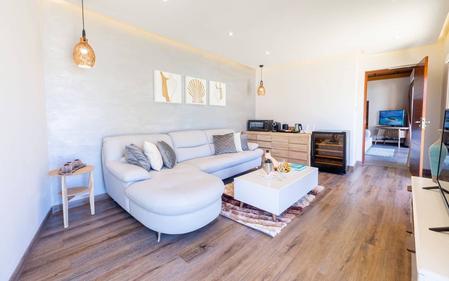 Fushifaru Maldives, Premium Beach Duplex Villa, großer Wohnraum im Verbindungsbereich der Villen