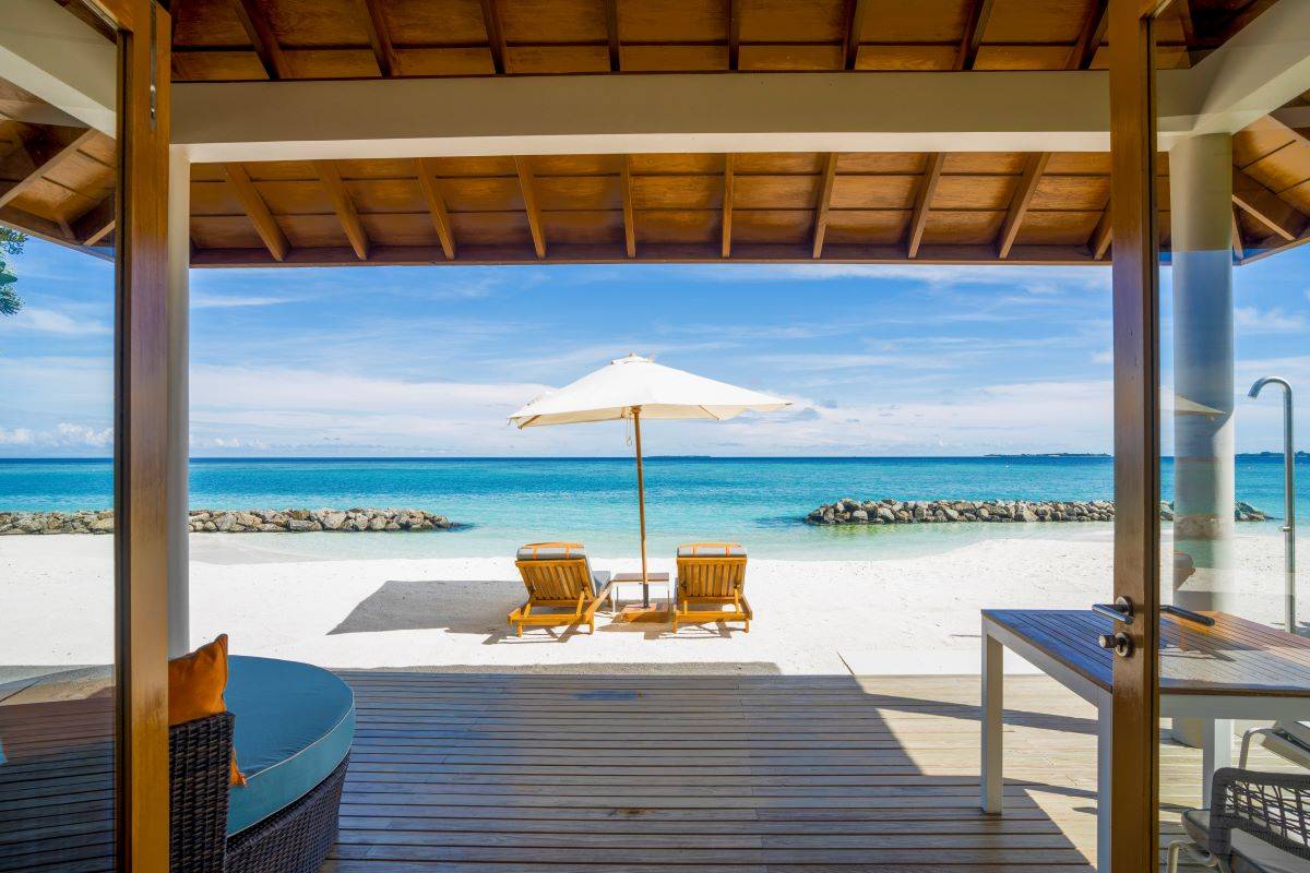 Emerald Faarufushi Resort & Spa, Malediven, Beach Villa,  Terrasse, Strand und Meer