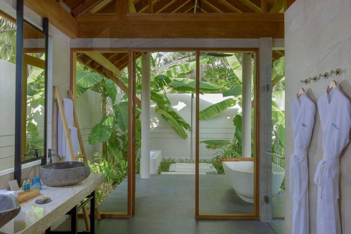 Emerald Faarufushi Resort & Spa, Malediven, Beach Villa with Pool, Garten und Dusche