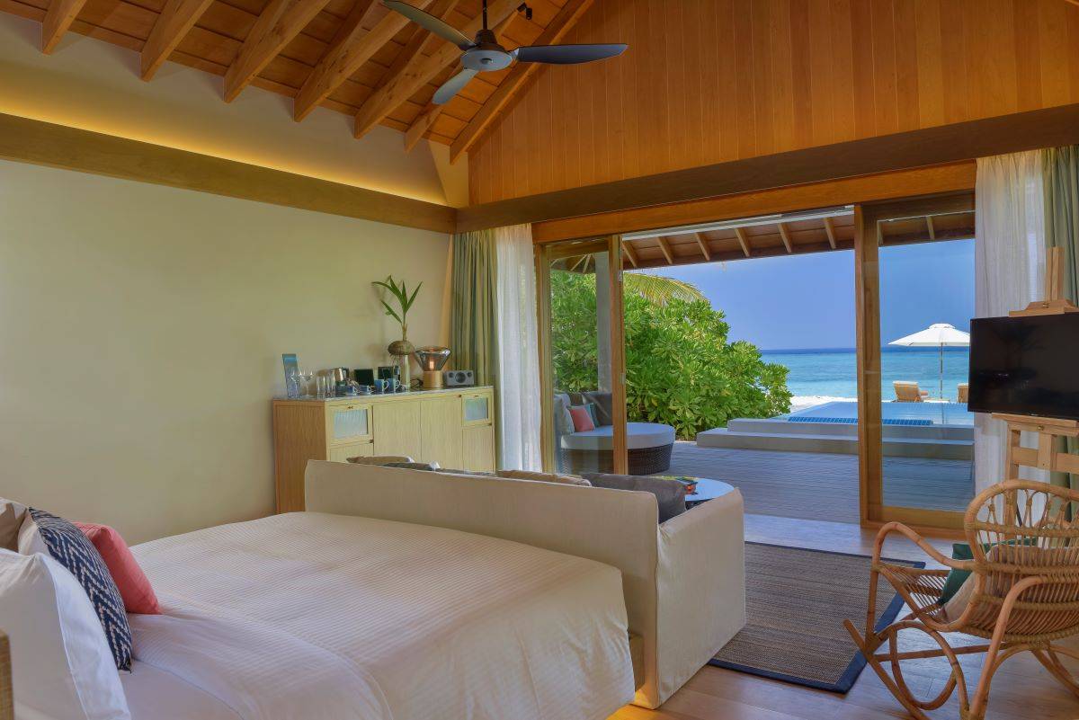 Emerald Faarufushi Resort & Spa, Malediven, Family Beach Villa with Pool, Schlafzimmer mit Ausgang zur Terrasse