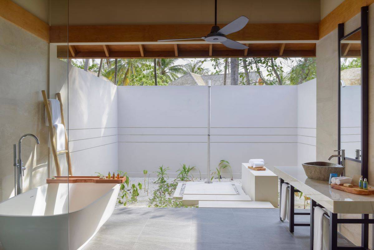 Emerald Faarufushi Resort & Spa, Malediven, Family Beach Villa with Pool, halboffenes Badezimmer