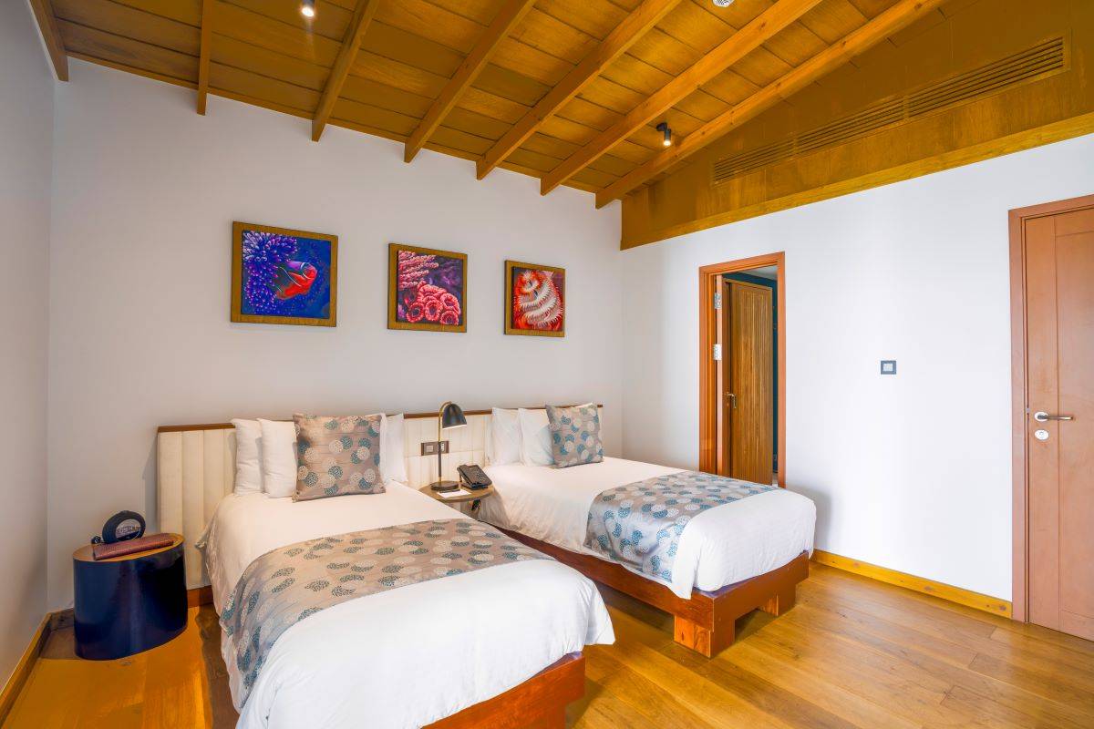 Emerald Faarufushi Resort & Spa, Malediven, Family Beach Villa with Pool, Schlafzimmer mit Twin Betten