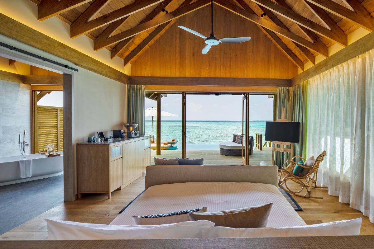 Emerald Faarufushi Resort & Spa, Malediven, Water Villa with Pool, Schlafzimmer mit Ausgang zur Terrasse