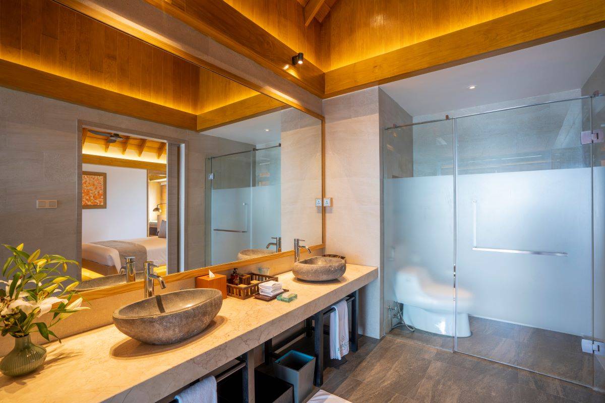 Emerald Faarufushi Resort & Spa, Malediven, Superior Water Villa with Pool, Bad mit Waschbecken