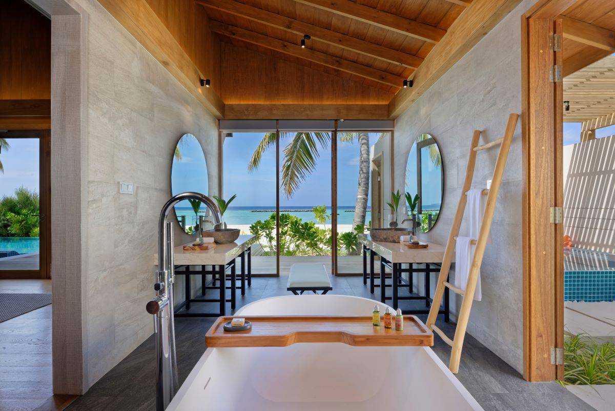 Emerald Faarufushi Resort & Spa, Malediven, Presidential Beach Villa, Badezimmer mit freistehender Badewanne