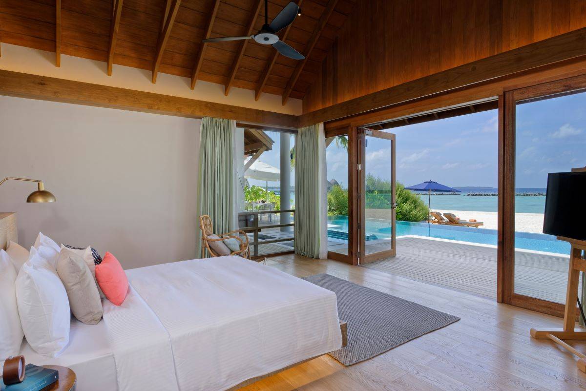 Emerald Faarufushi Resort & Spa, Malediven, Presidential Beach Villa, Schlafzimmer mit Ausgang zur Terrasse