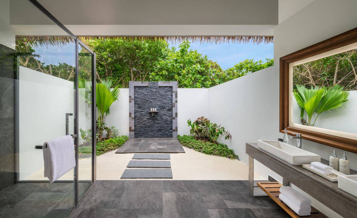 Le Méridien Maldives Resort & Spa, Malediven, Beach Villa, halboffenes Badezimmer