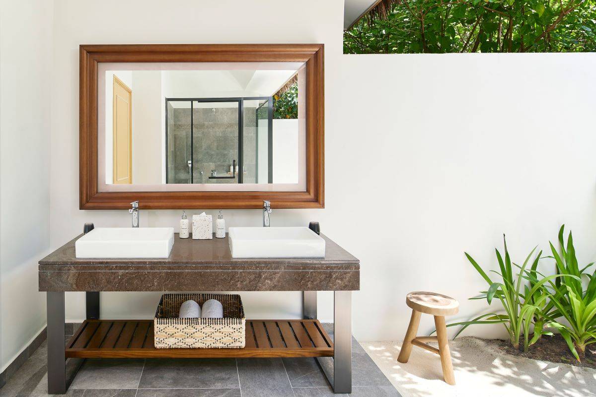 Le Méridien Maldives Resort & Spa, Malediven, Beach Villa with Garden Pool, offenes Badezimmer