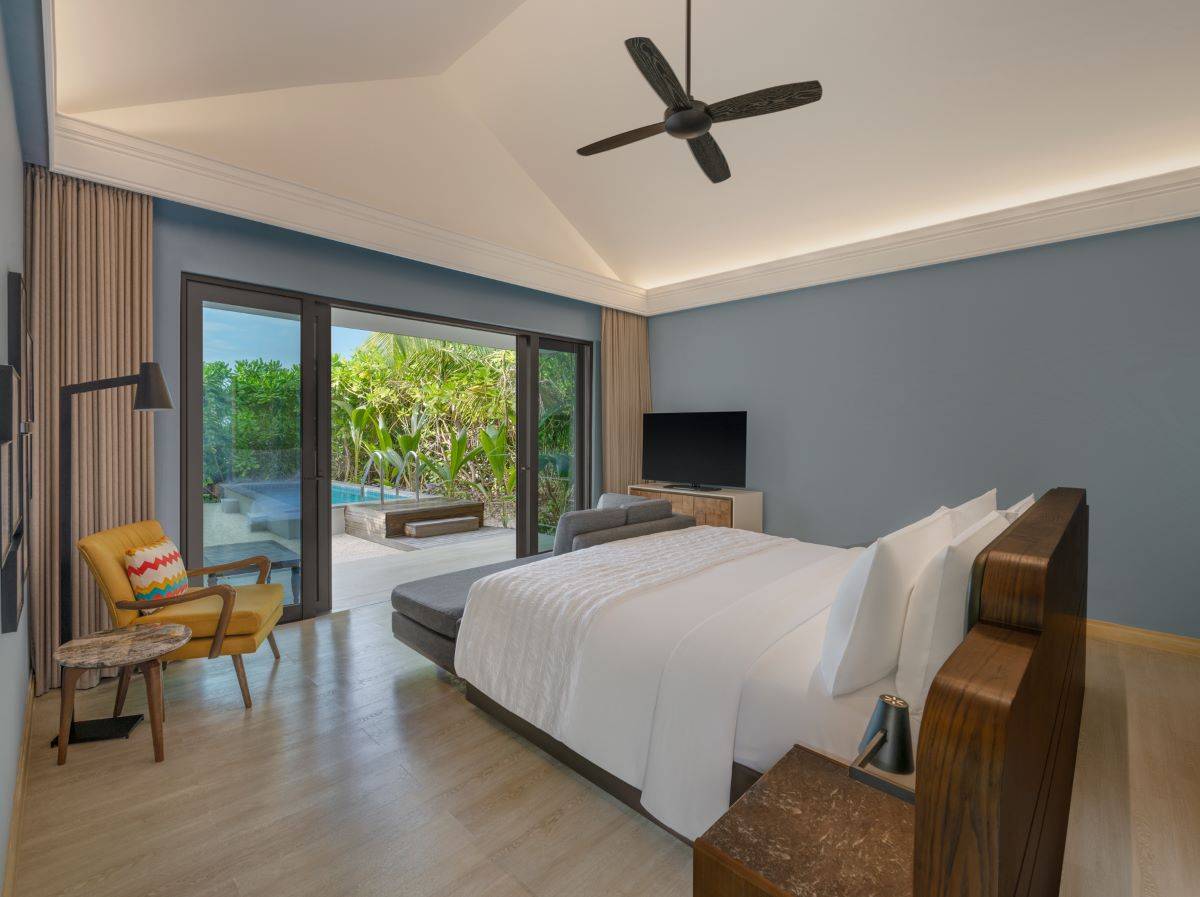Le Méridien Maldives Resort & Spa, Malediven, Beach Villa with Pool, Schlafzimmer mit Wohnbereich
