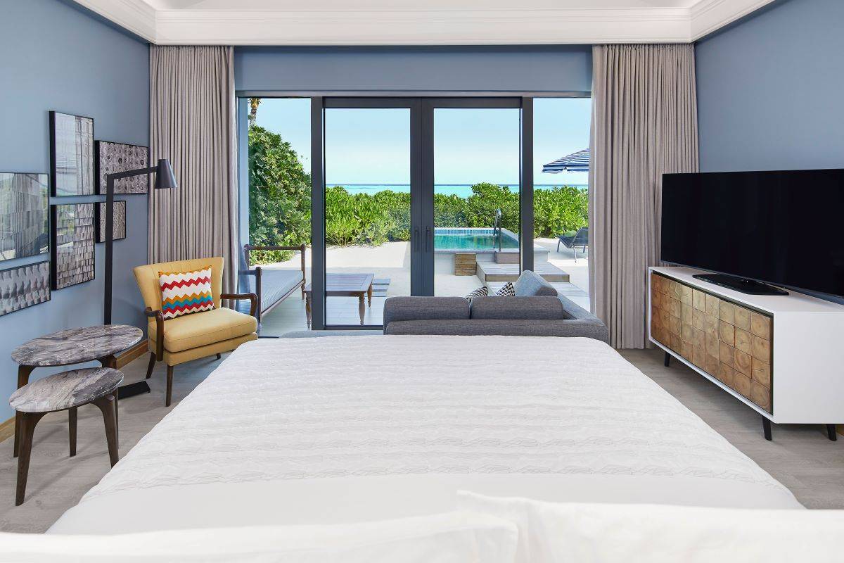 Le Méridien Maldives Resort & Spa, Malediven, Beach Villa with Pool, Schlafzimmer mit Ausgang zur Terrasse