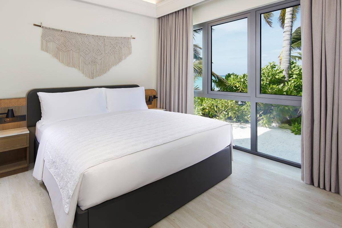 Le Méridien Resort & Spa, Malediven, Thilamaafushi Villa, Schlafzimmer mit King Size Bett