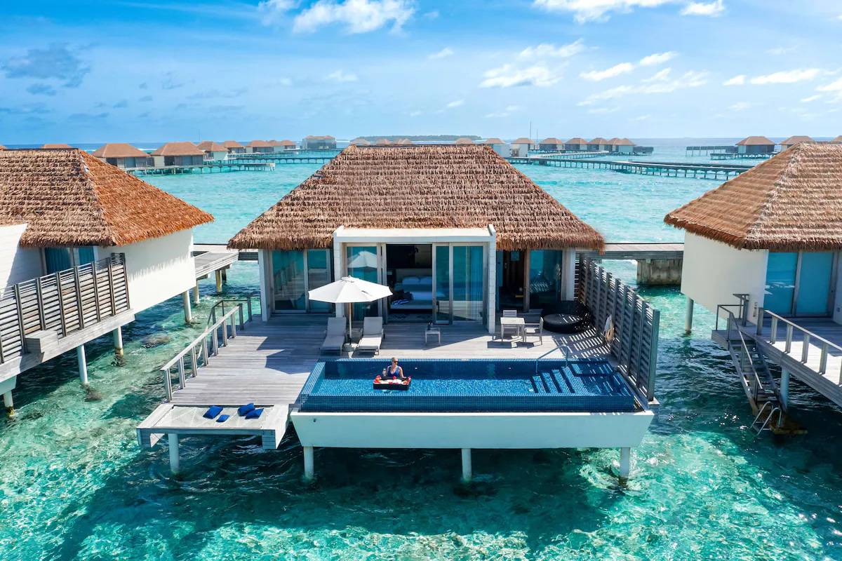 Überwasservilla mit Pool und Blick auf den Sonnenaufgang