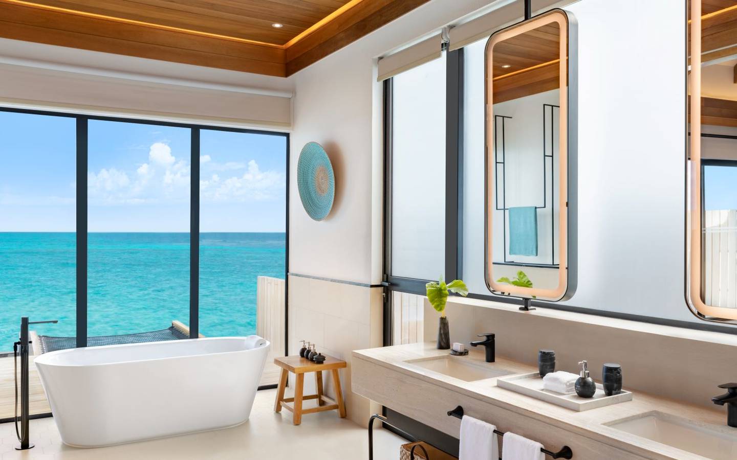 Hilton Maldives Amingiri, One Bedroom Overwater Pool Villa, Badezimmer