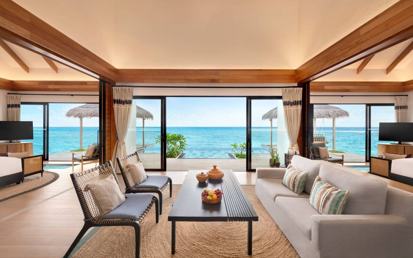 Hilton Maldives Amingiri, Two Bedroom Overwater Pool Villa, Wohnzimmer