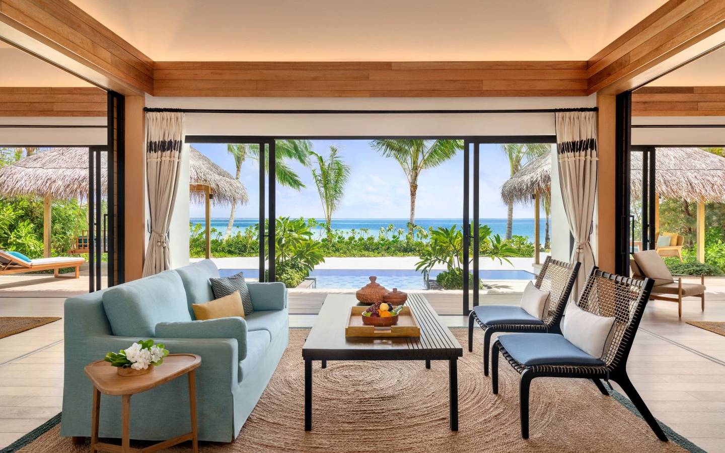 Hilton Maldives Amingiri, Two Bedroom Beach Pool Villa, Wohnzimmer