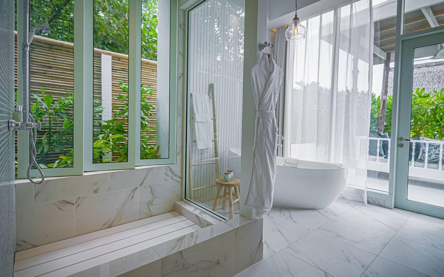 Malahini_Kuda_Bandos_Sunset_Beach_Pool_Suite_Sleeping_4