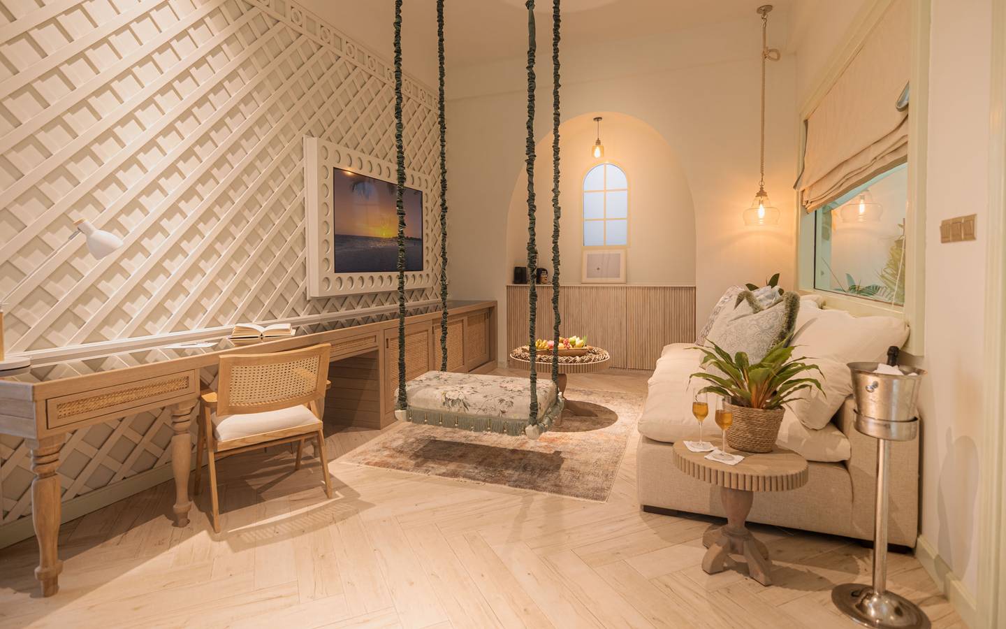 Malahini_Kuda_Bandos_Sunset_Beach_Pool_Suite_Living_1