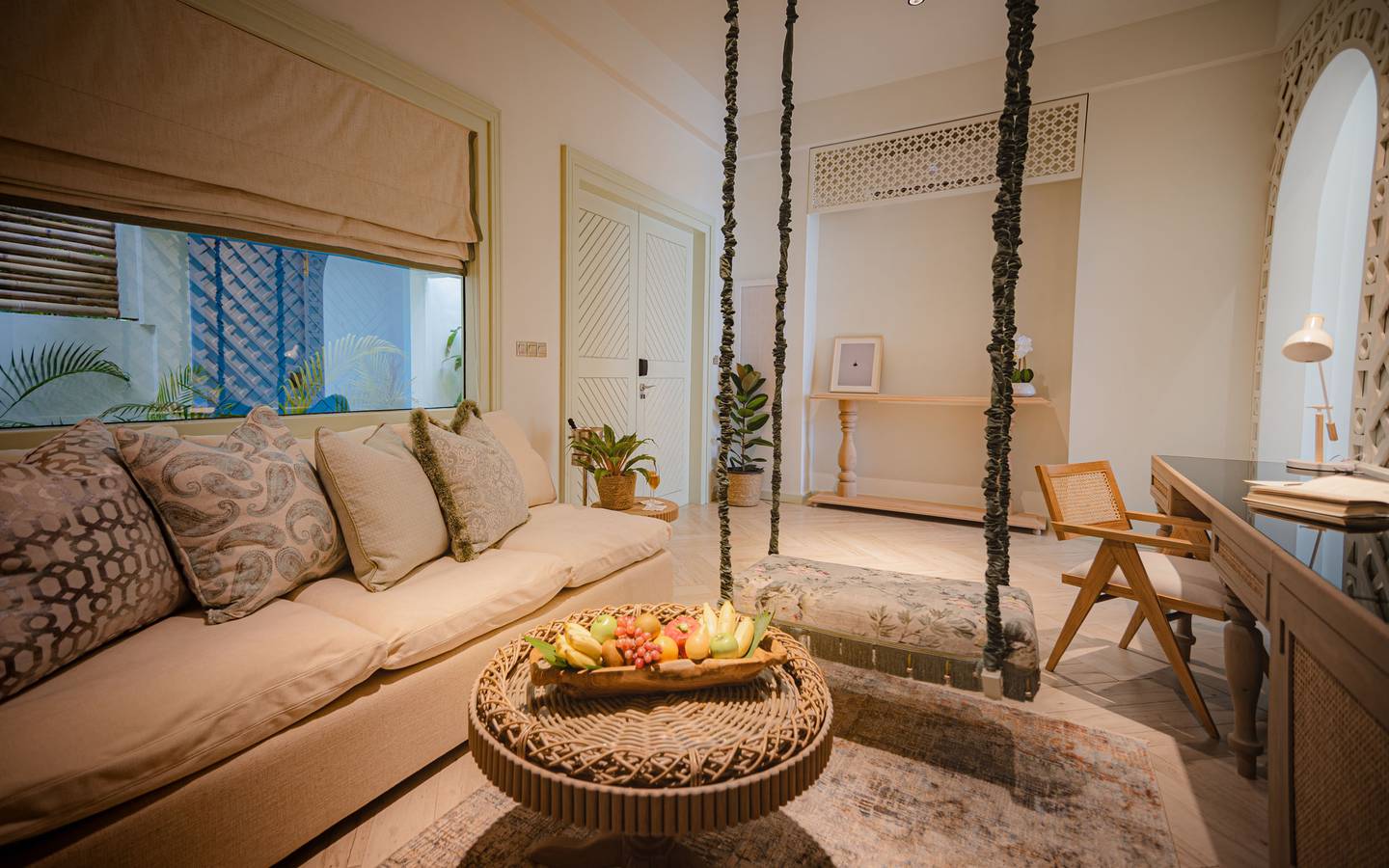 Malahini_Kuda_Bandos_Sunset_Beach_Pool_Suite_Living_2