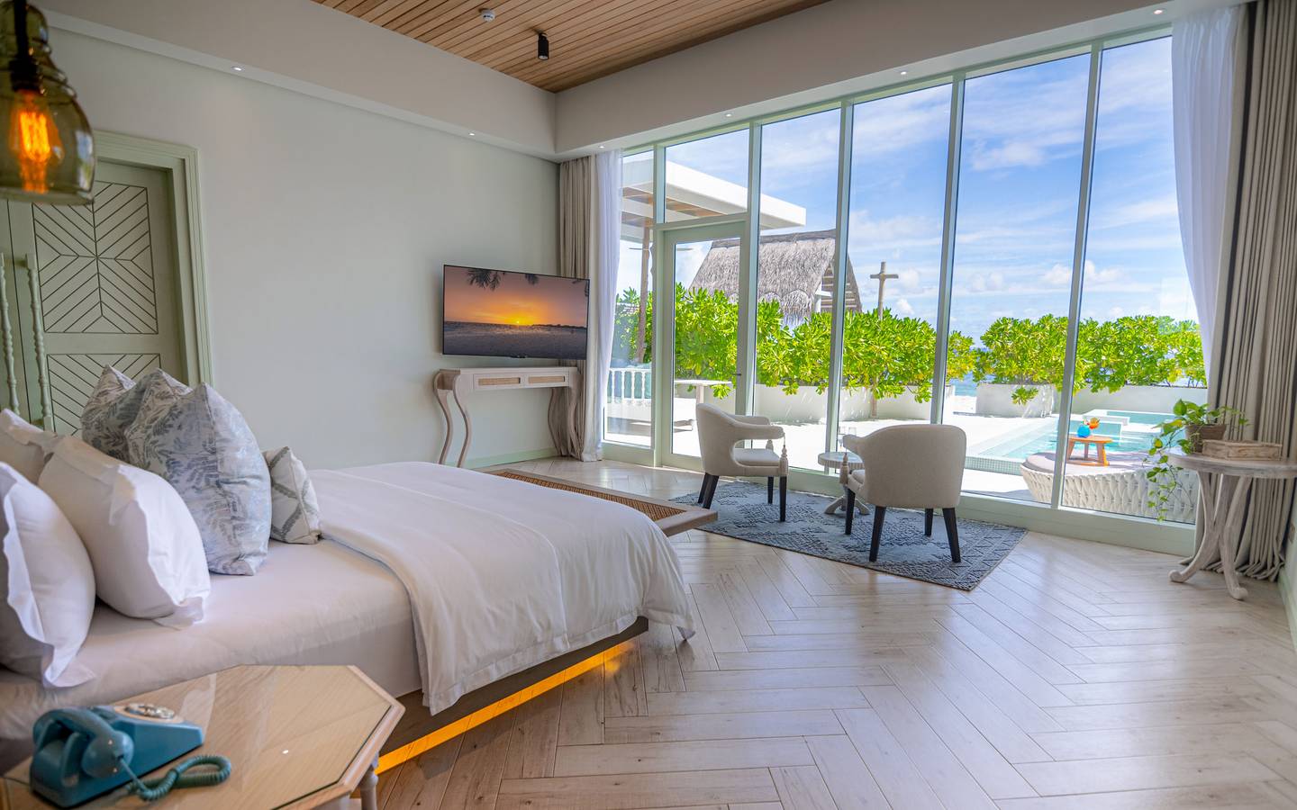 Malahini_Kuda_Bandos_Sunset_Beach_Pool_Suite_Sleeping_6