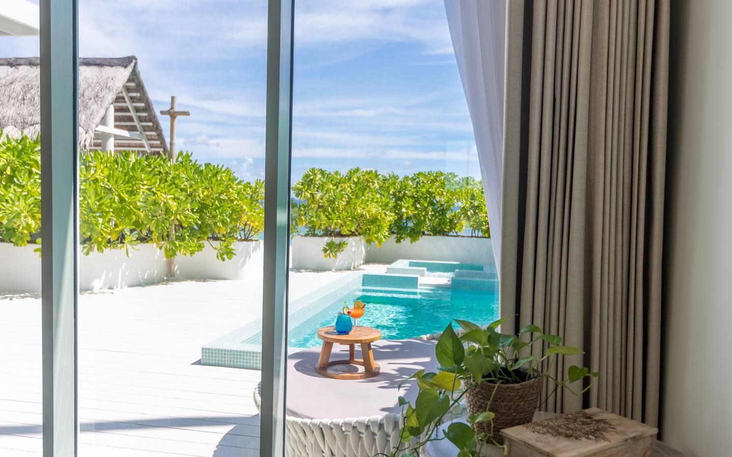 Malahini_Kuda_Bandos_Sunset_Beach_Pool_Suite_Sleeping_7