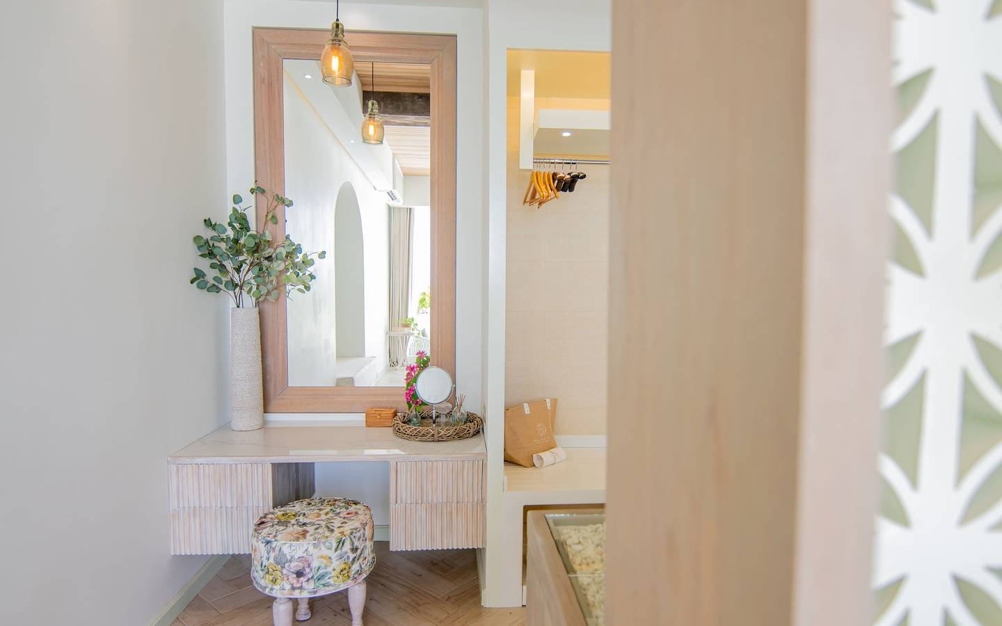 Malahini_Kuda_Bandos_Sunset_Beach_Pool_Suite_Living_2