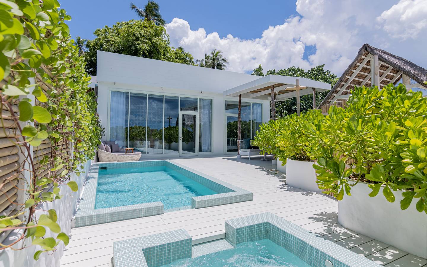 Malahini_Kuda_Bandos_Sunset_Beach_Pool_Suite_1