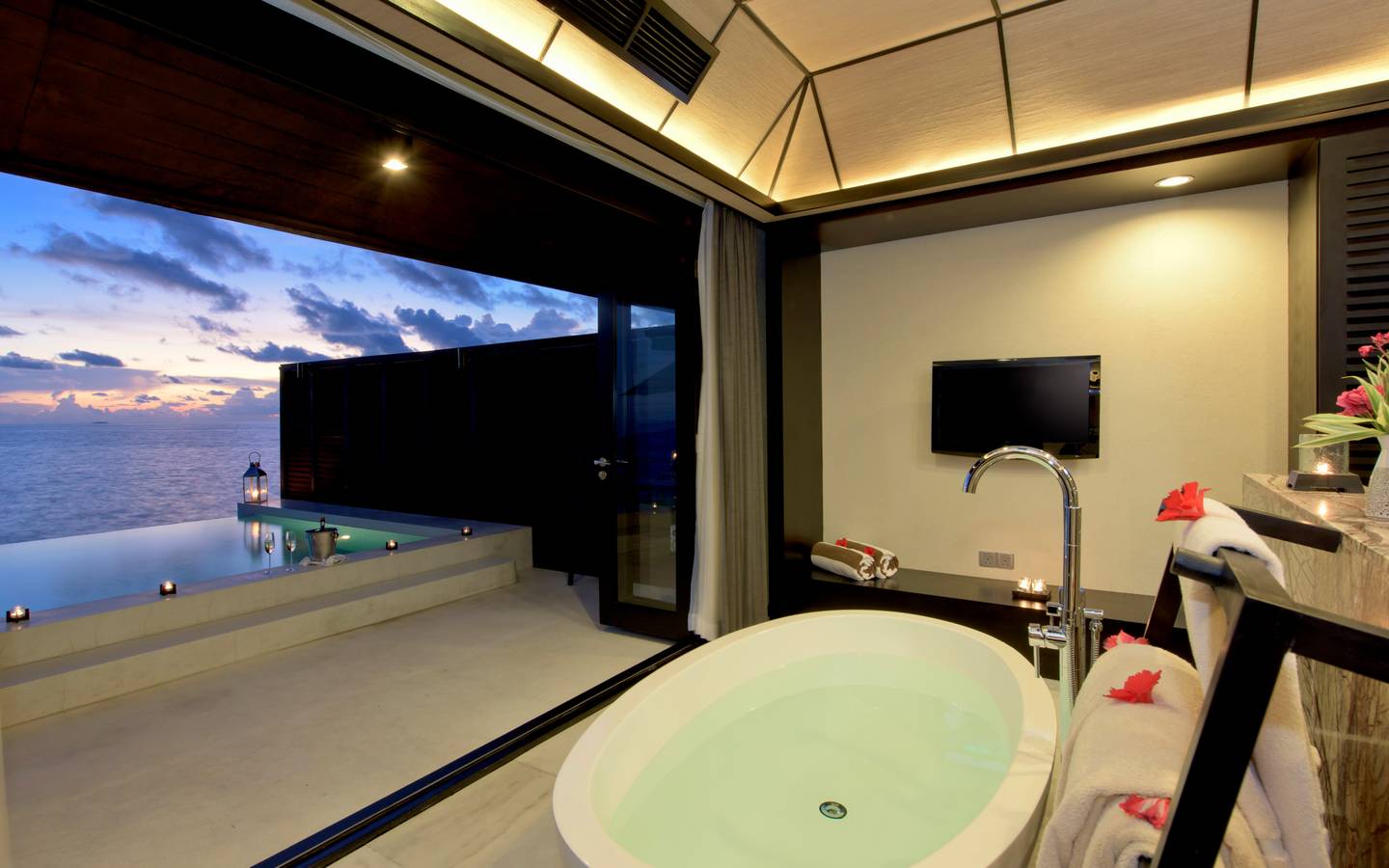 Sunset Water Suite, Lily Beach Resort & SPA_2