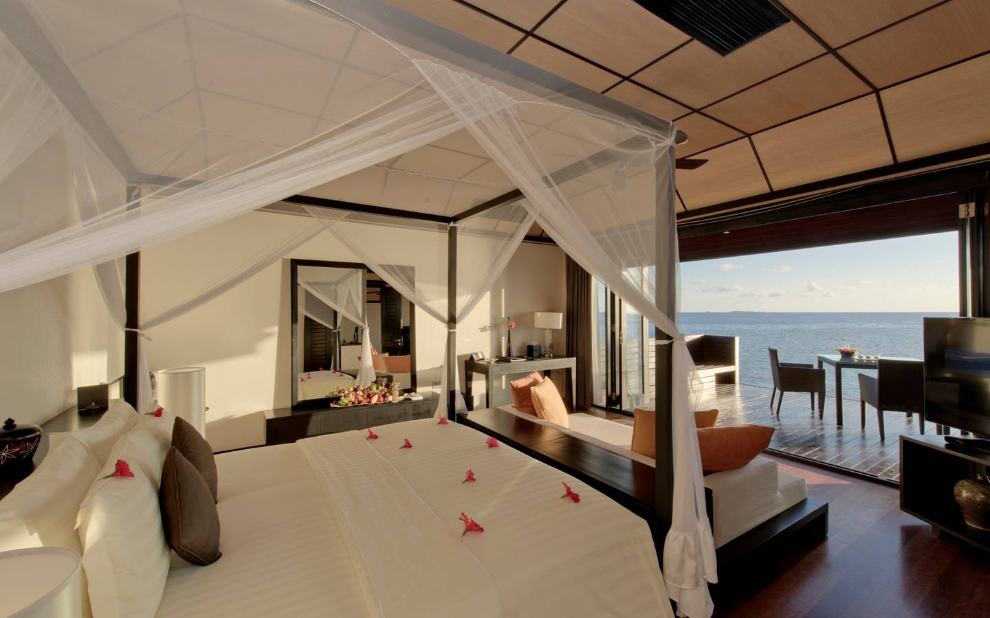 Sunset Water Suite, Lily Beach Resort & SPA_1