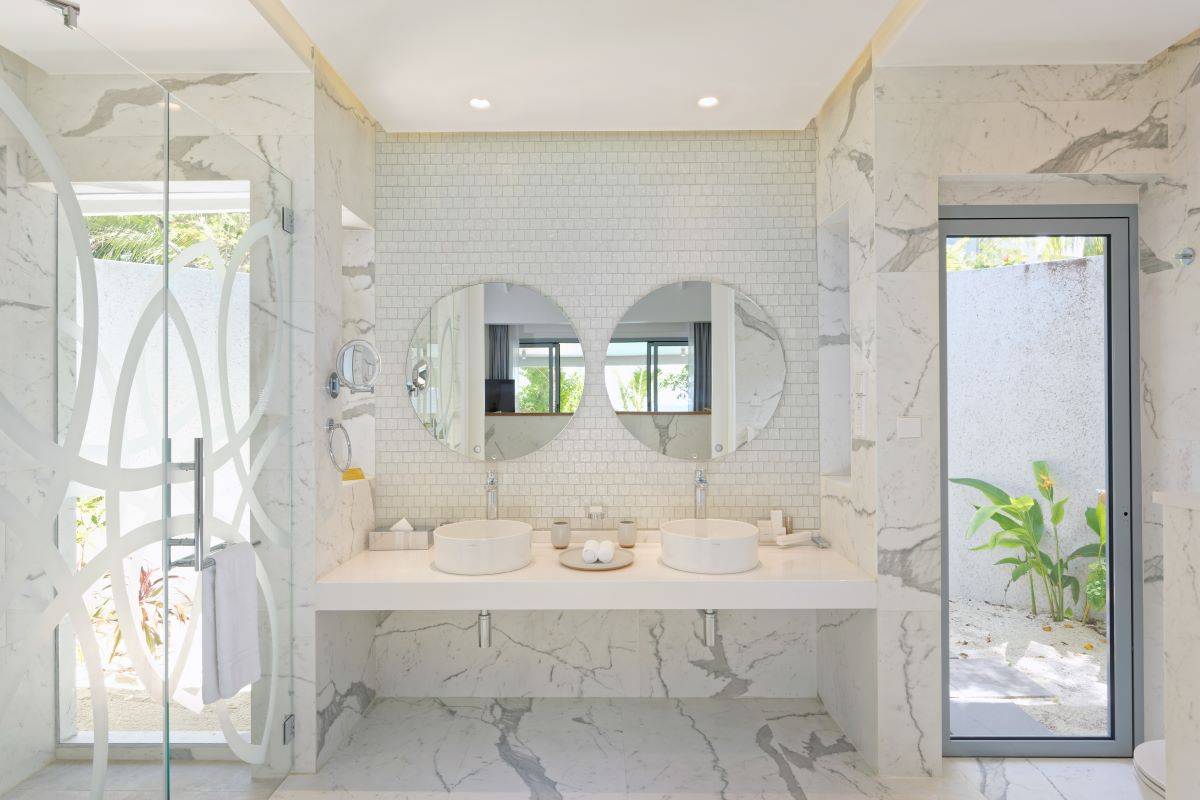 Outrigger Maldives Maafushivaru Resort, Malediven, Beach Villa, Badezimmer